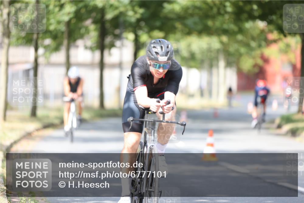 11.08.2024 - GEWOBA Citytriathlon Bremen H.Heesch http://msf.ph/oto/6777101 11.08.2024 11:45:16 Radfahren 819, 900, 927, 973, 974, 1030 meine-sportfotos.de