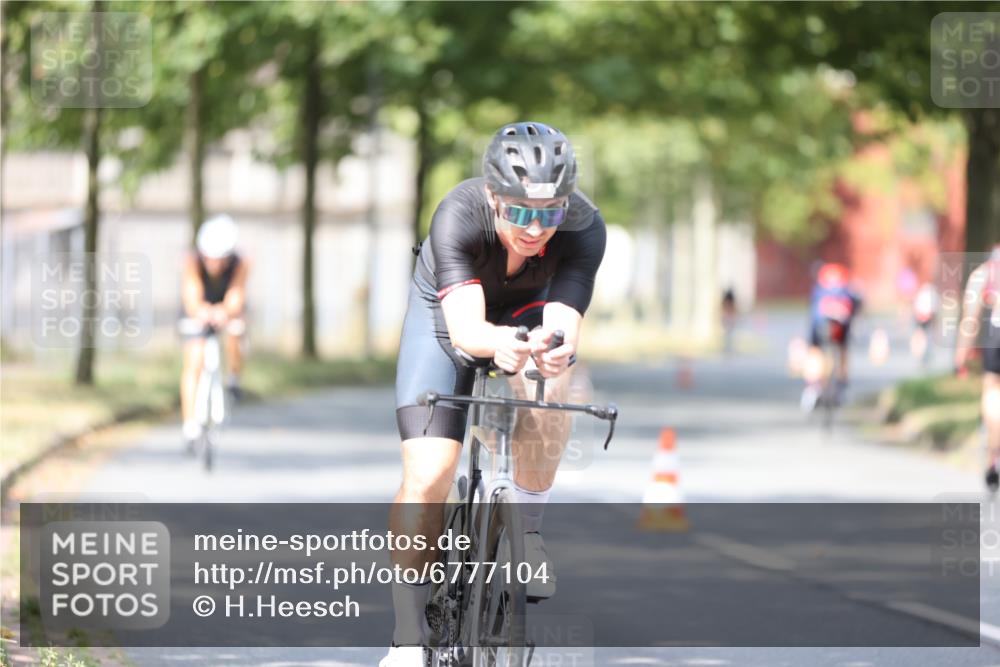 11.08.2024 - GEWOBA Citytriathlon Bremen H.Heesch http://msf.ph/oto/6777104 11.08.2024 11:45:16 Radfahren 819, 900, 927, 973, 974, 1030 meine-sportfotos.de