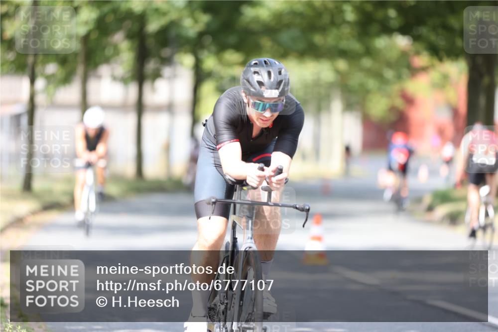 11.08.2024 - GEWOBA Citytriathlon Bremen H.Heesch http://msf.ph/oto/6777107 11.08.2024 11:45:16 Radfahren 819, 900, 927, 973, 974, 1030 meine-sportfotos.de