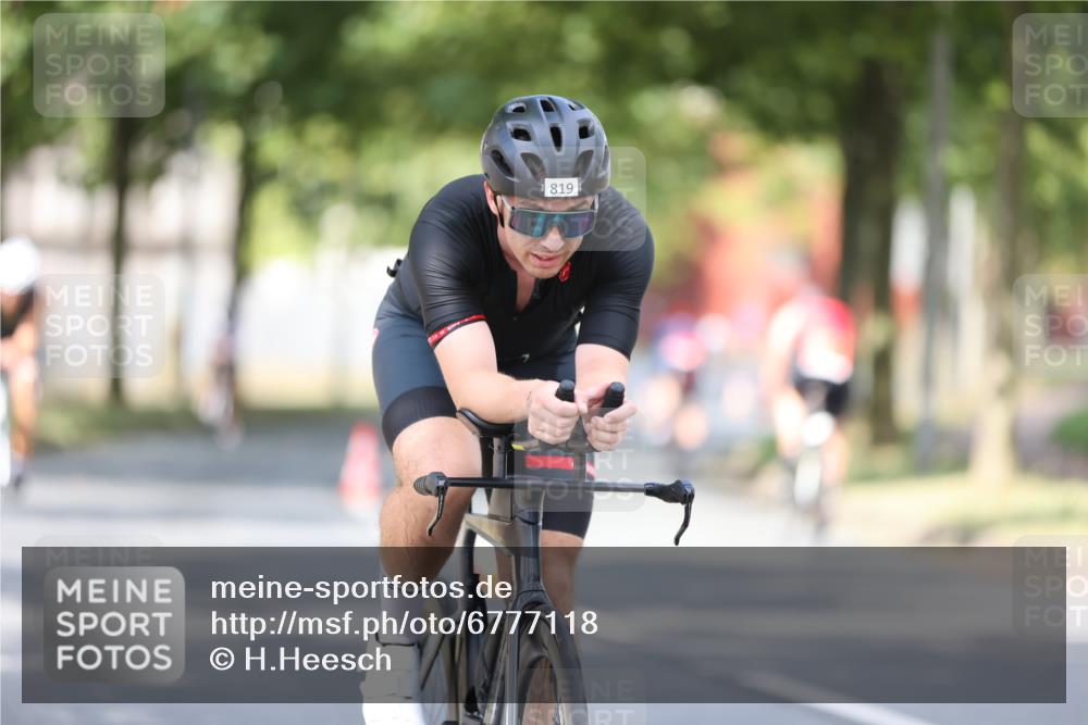 11.08.2024 - GEWOBA Citytriathlon Bremen H.Heesch http://msf.ph/oto/6777118 11.08.2024 11:45:16 Radfahren 819, 900, 927, 973, 974, 1030 meine-sportfotos.de