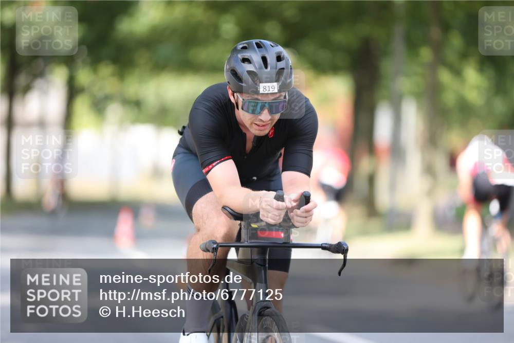 11.08.2024 - GEWOBA Citytriathlon Bremen H.Heesch http://msf.ph/oto/6777125 11.08.2024 11:45:16 Radfahren 819, 900, 927, 973, 974, 1030 meine-sportfotos.de