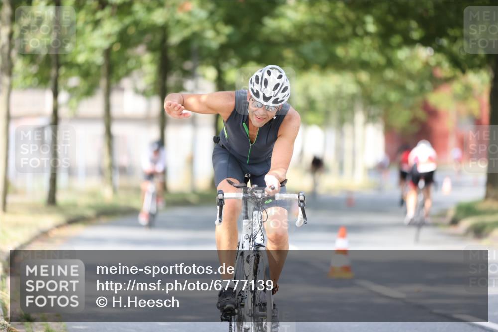 11.08.2024 - GEWOBA Citytriathlon Bremen H.Heesch http://msf.ph/oto/6777139 11.08.2024 11:45:18 Radfahren 819, 900, 974, 1030 meine-sportfotos.de
