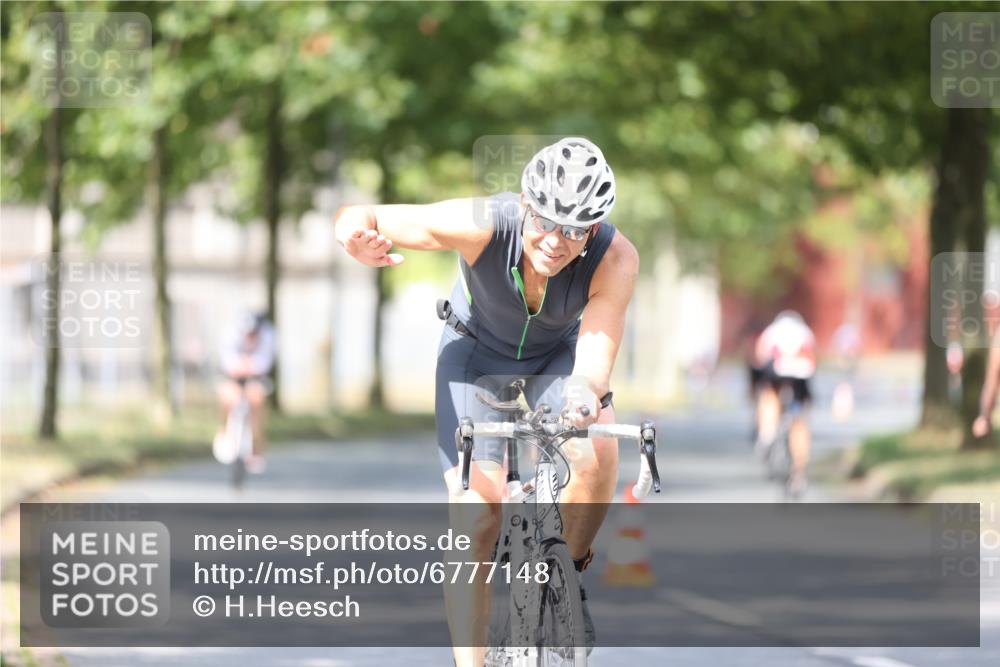 11.08.2024 - GEWOBA Citytriathlon Bremen H.Heesch http://msf.ph/oto/6777148 11.08.2024 11:45:18 Radfahren 819, 900, 974, 1030 meine-sportfotos.de
