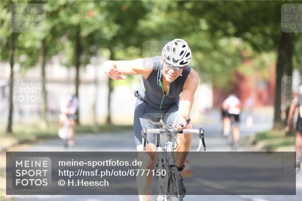11.08.2024 - GEWOBA Citytriathlon Bremen H.Heesch http://msf.ph/oto/6777150 11.08.2024 11:45:18 Radfahren 819, 900, 974, 1030 meine-sportfotos.de