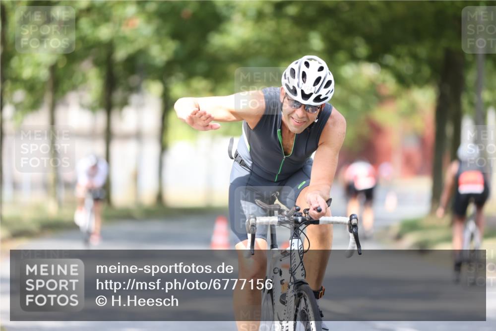 11.08.2024 - GEWOBA Citytriathlon Bremen H.Heesch http://msf.ph/oto/6777156 11.08.2024 11:45:18 Radfahren 819, 900, 974, 1030 meine-sportfotos.de