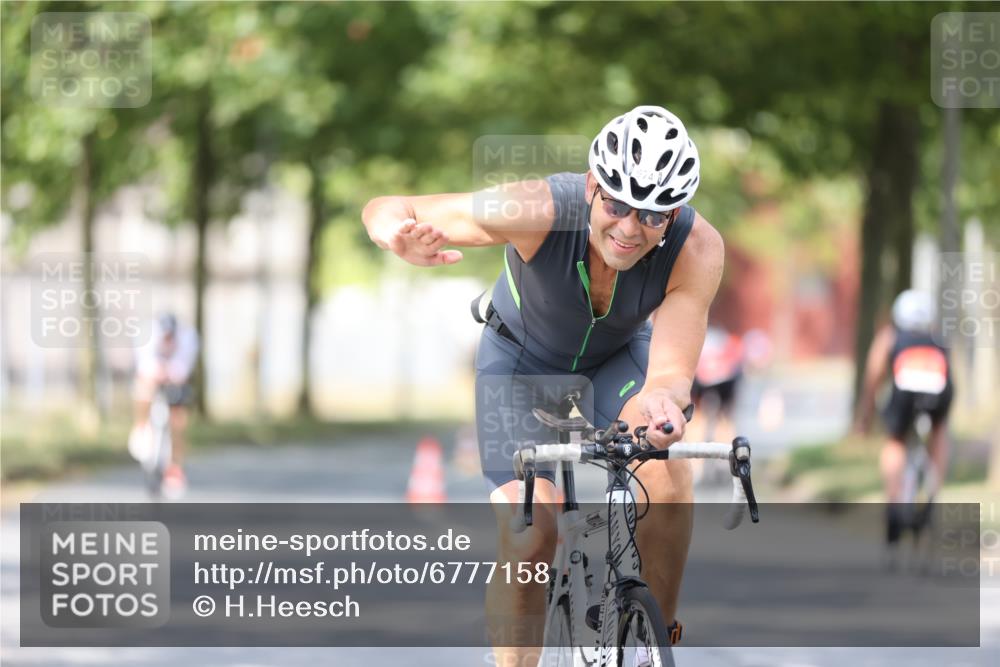 11.08.2024 - GEWOBA Citytriathlon Bremen H.Heesch http://msf.ph/oto/6777158 11.08.2024 11:45:18 Radfahren 819, 900, 974, 1030 meine-sportfotos.de
