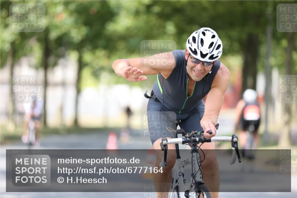 11.08.2024 - GEWOBA Citytriathlon Bremen H.Heesch http://msf.ph/oto/6777164 11.08.2024 11:45:18 Radfahren 819, 900, 974, 1030 meine-sportfotos.de