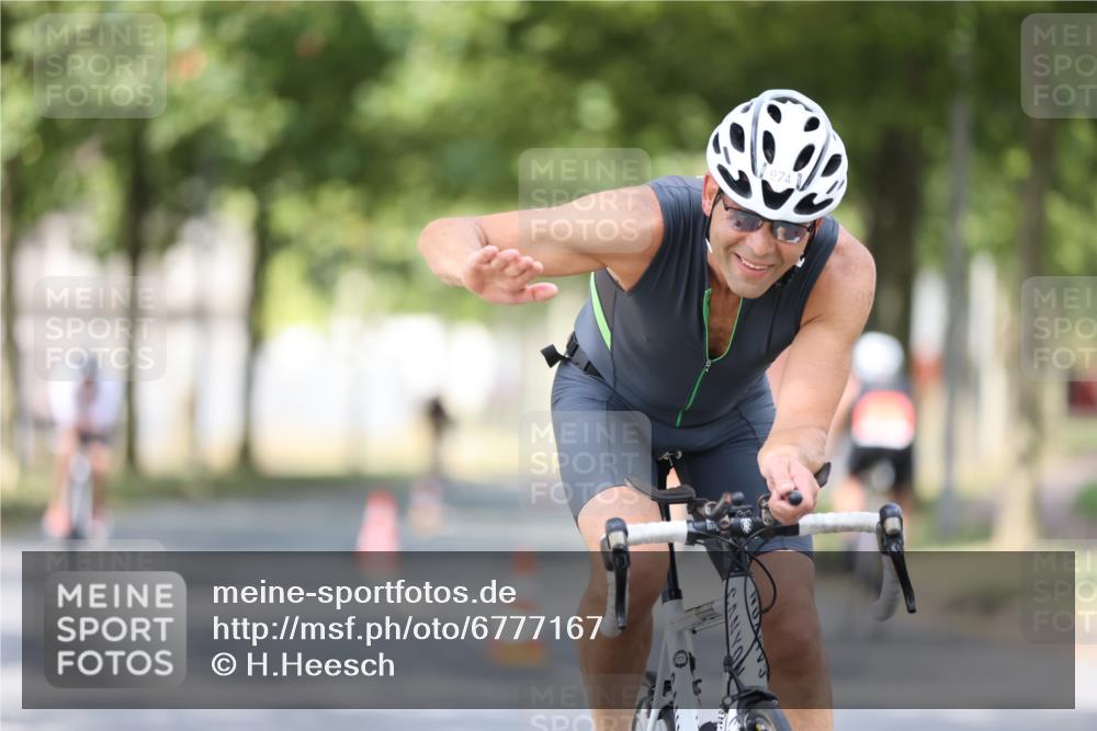 11.08.2024 - GEWOBA Citytriathlon Bremen H.Heesch http://msf.ph/oto/6777167 11.08.2024 11:45:18 Radfahren 819, 900, 974, 1030 meine-sportfotos.de