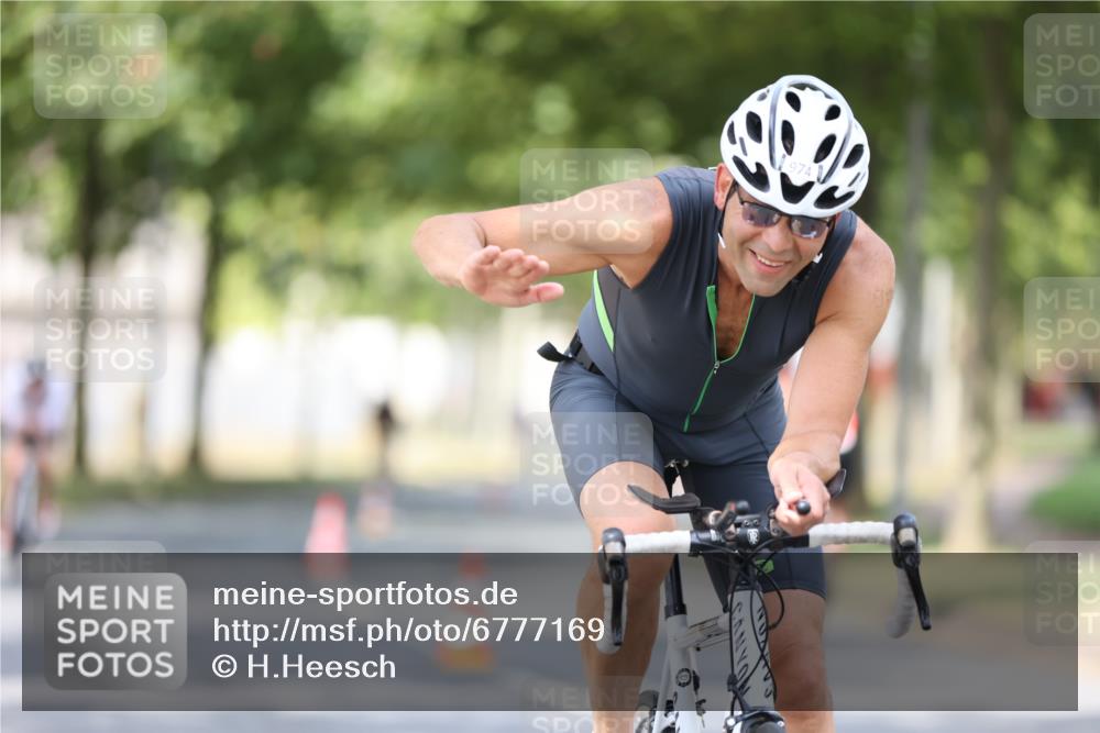 11.08.2024 - GEWOBA Citytriathlon Bremen H.Heesch http://msf.ph/oto/6777169 11.08.2024 11:45:18 Radfahren 819, 900, 974, 1030 meine-sportfotos.de
