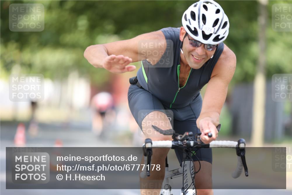 11.08.2024 - GEWOBA Citytriathlon Bremen H.Heesch http://msf.ph/oto/6777178 11.08.2024 11:45:19 Radfahren 819, 900, 974, 1030 meine-sportfotos.de