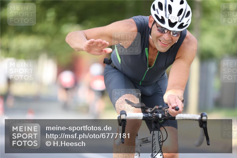 11.08.2024 - GEWOBA Citytriathlon Bremen H.Heesch http://msf.ph/oto/6777181 11.08.2024 11:45:19 Radfahren 819, 900, 974, 1030 meine-sportfotos.de
