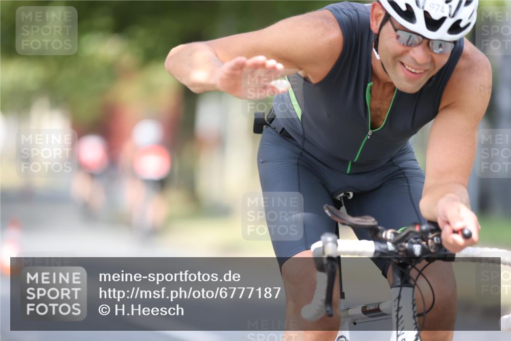 11.08.2024 - GEWOBA Citytriathlon Bremen H.Heesch http://msf.ph/oto/6777187 11.08.2024 11:45:19 Radfahren 819, 900, 974, 1030 meine-sportfotos.de