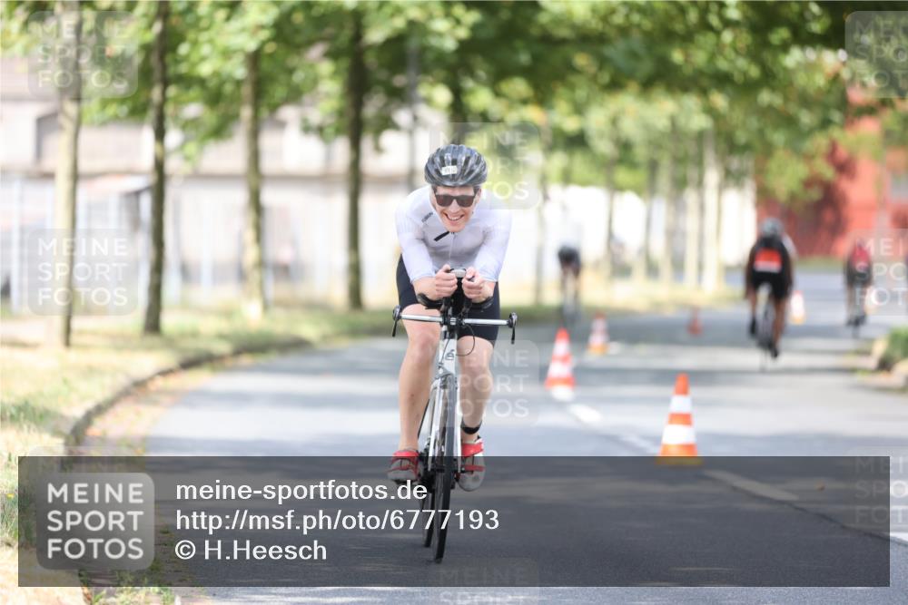 11.08.2024 - GEWOBA Citytriathlon Bremen H.Heesch http://msf.ph/oto/6777193 11.08.2024 11:45:21 Radfahren 819, 900, 974, 1030 meine-sportfotos.de
