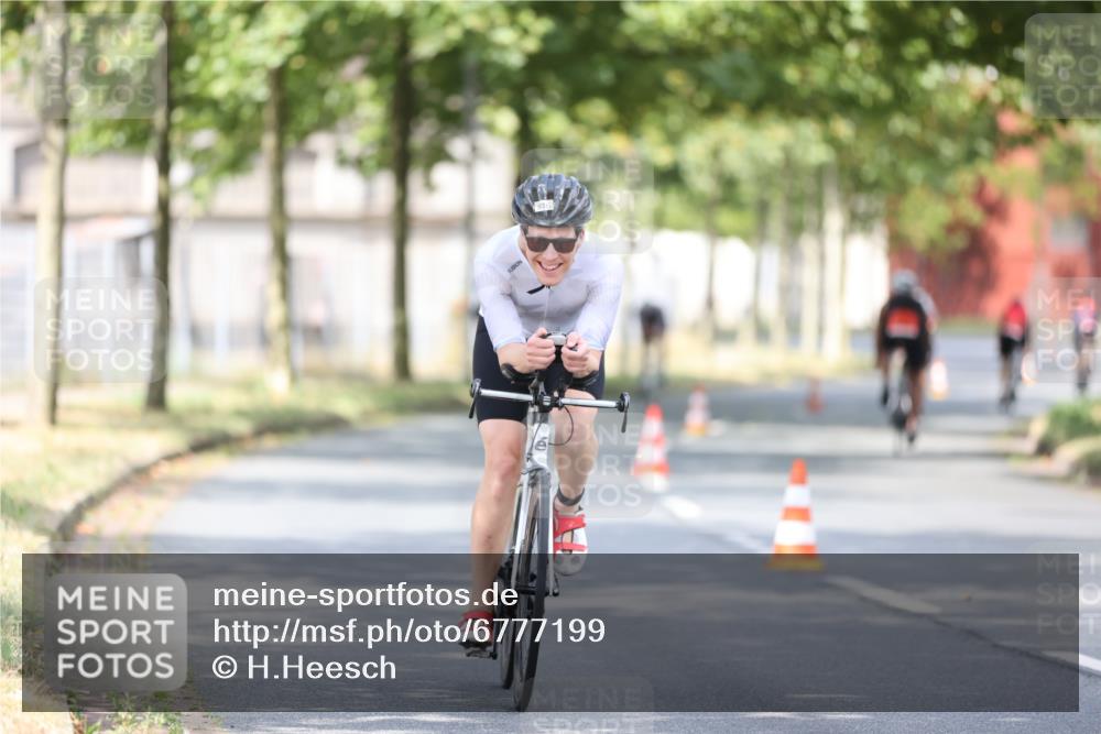 11.08.2024 - GEWOBA Citytriathlon Bremen H.Heesch http://msf.ph/oto/6777199 11.08.2024 11:45:21 Radfahren 819, 900, 974, 1030 meine-sportfotos.de