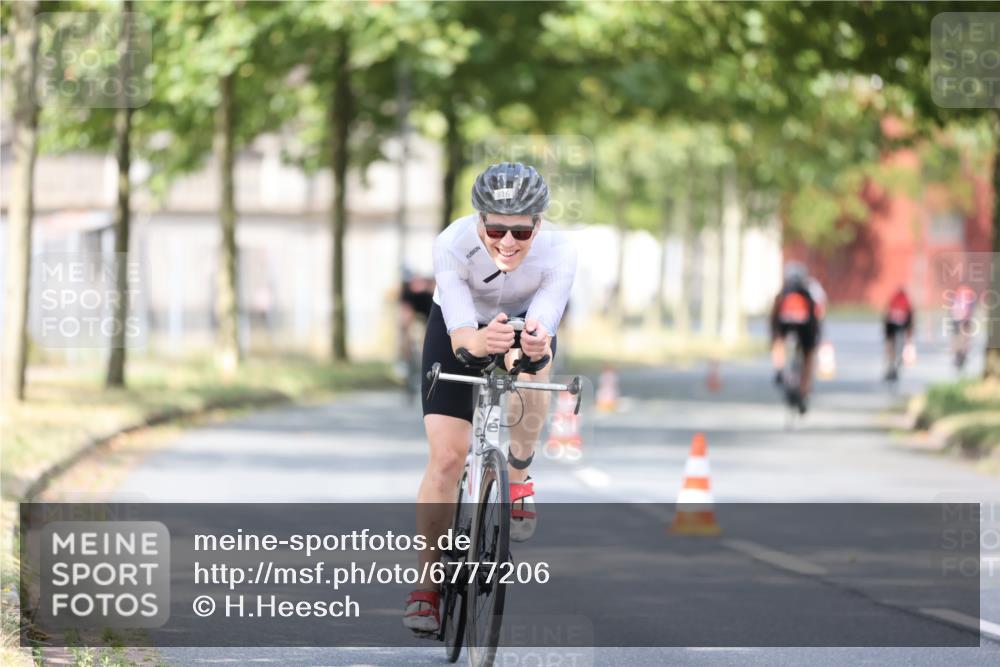 11.08.2024 - GEWOBA Citytriathlon Bremen H.Heesch http://msf.ph/oto/6777206 11.08.2024 11:45:21 Radfahren 819, 900, 974, 1030 meine-sportfotos.de
