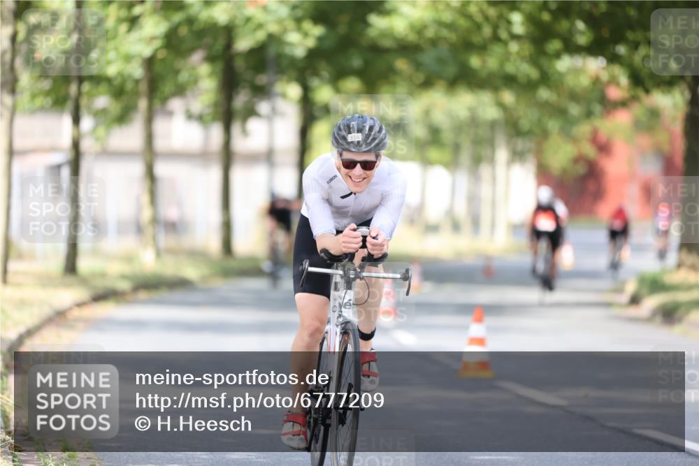 11.08.2024 - GEWOBA Citytriathlon Bremen H.Heesch http://msf.ph/oto/6777209 11.08.2024 11:45:21 Radfahren 819, 900, 974, 1030 meine-sportfotos.de