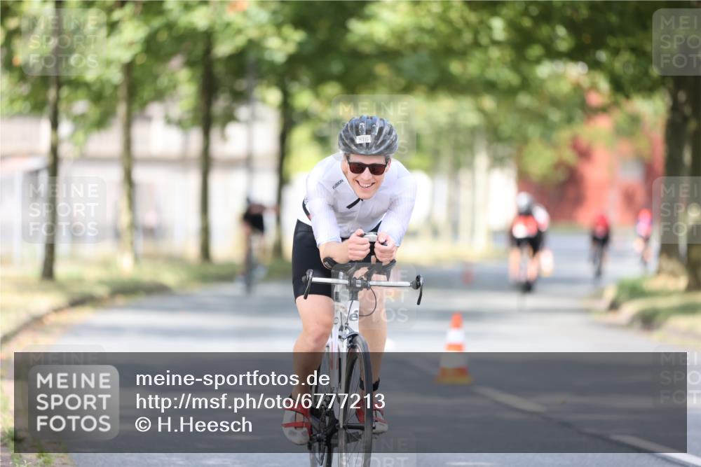 11.08.2024 - GEWOBA Citytriathlon Bremen H.Heesch http://msf.ph/oto/6777213 11.08.2024 11:45:21 Radfahren 819, 900, 974, 1030 meine-sportfotos.de