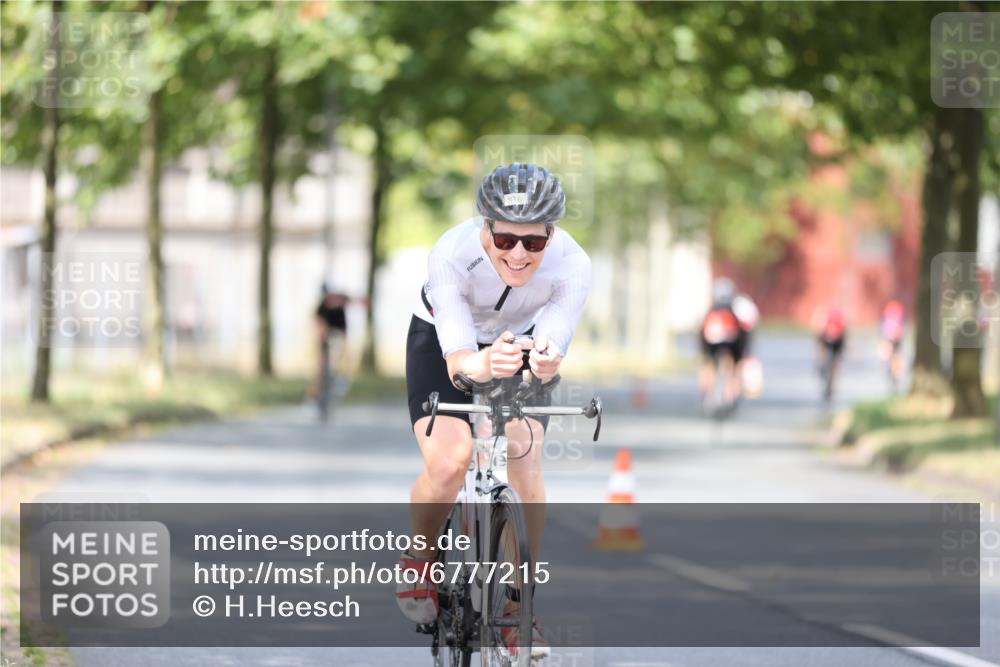 11.08.2024 - GEWOBA Citytriathlon Bremen H.Heesch http://msf.ph/oto/6777215 11.08.2024 11:45:21 Radfahren 819, 900, 974, 1030 meine-sportfotos.de