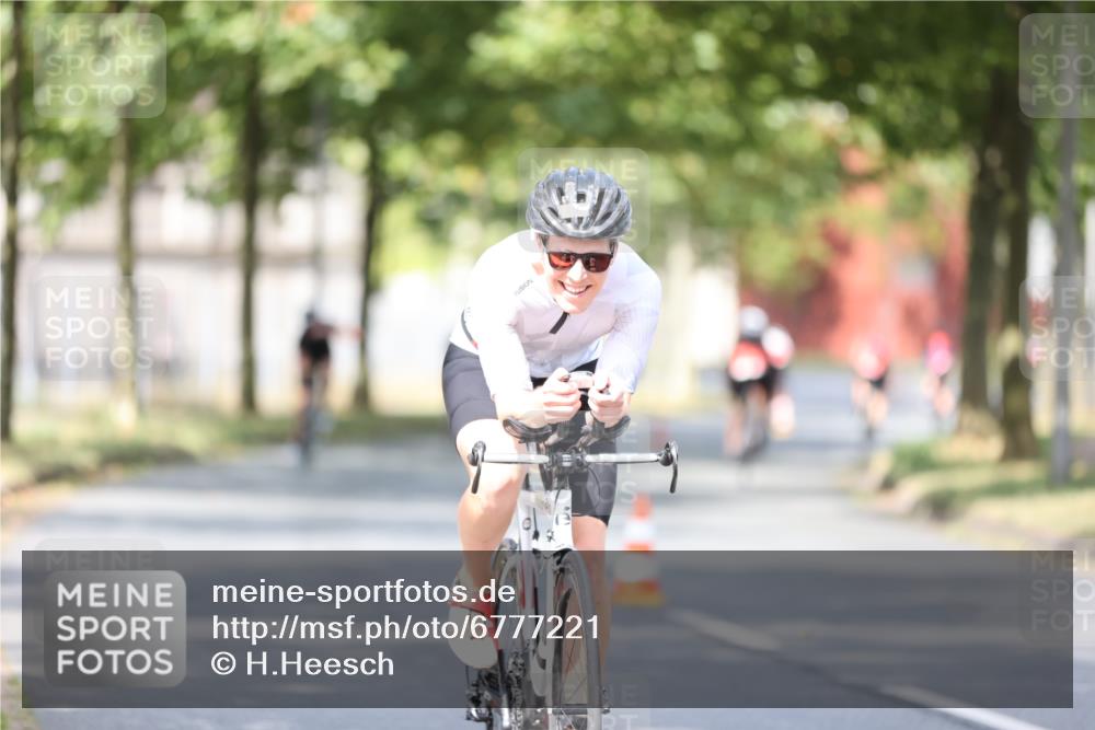 11.08.2024 - GEWOBA Citytriathlon Bremen H.Heesch http://msf.ph/oto/6777221 11.08.2024 11:45:21 Radfahren 819, 900, 974, 1030 meine-sportfotos.de