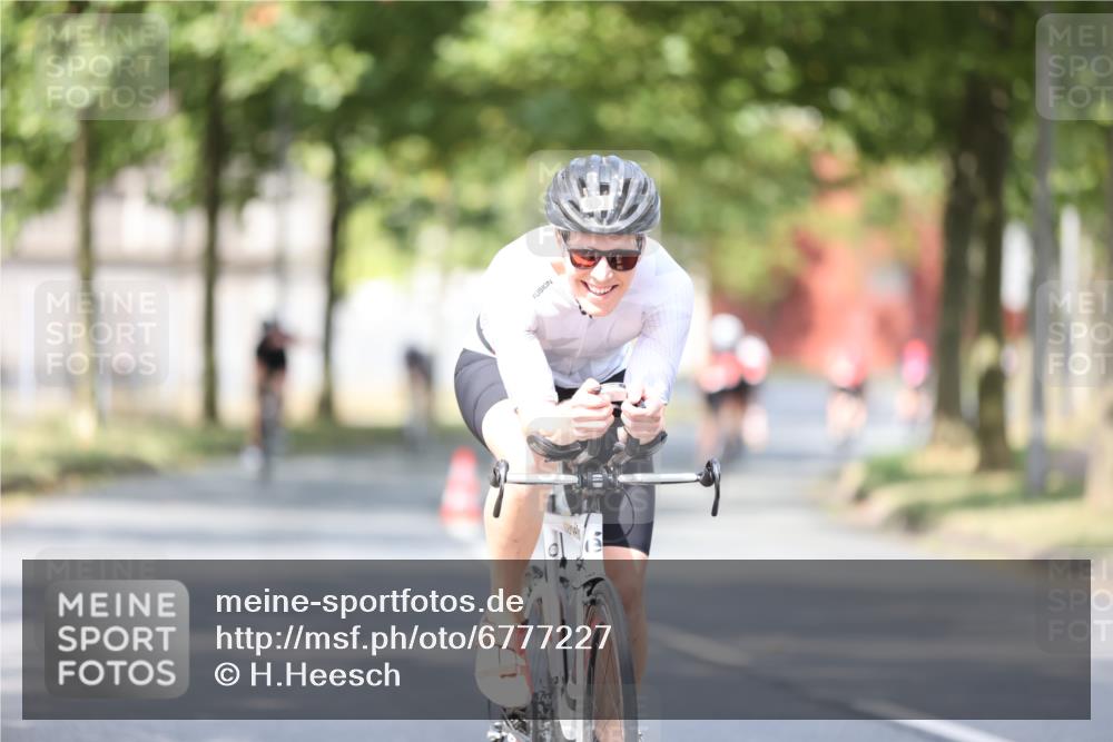 11.08.2024 - GEWOBA Citytriathlon Bremen H.Heesch http://msf.ph/oto/6777227 11.08.2024 11:45:21 Radfahren 819, 900, 974, 1030 meine-sportfotos.de