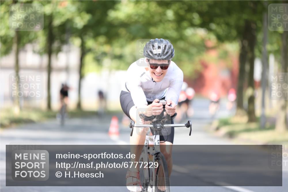 11.08.2024 - GEWOBA Citytriathlon Bremen H.Heesch http://msf.ph/oto/6777229 11.08.2024 11:45:21 Radfahren 819, 900, 974, 1030 meine-sportfotos.de