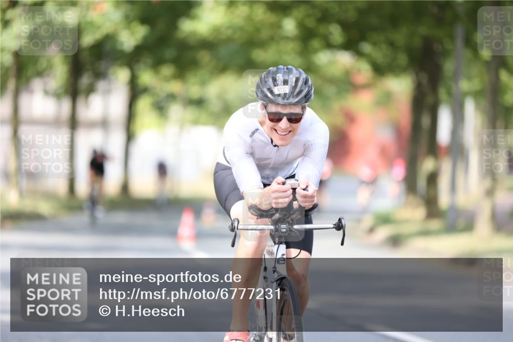 11.08.2024 - GEWOBA Citytriathlon Bremen H.Heesch http://msf.ph/oto/6777231 11.08.2024 11:45:21 Radfahren 819, 900, 974, 1030 meine-sportfotos.de