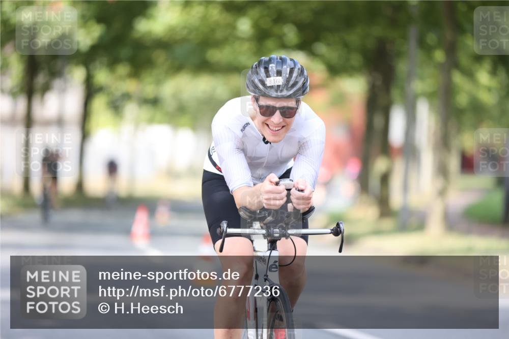 11.08.2024 - GEWOBA Citytriathlon Bremen H.Heesch http://msf.ph/oto/6777236 11.08.2024 11:45:21 Radfahren 819, 900, 974, 1030 meine-sportfotos.de