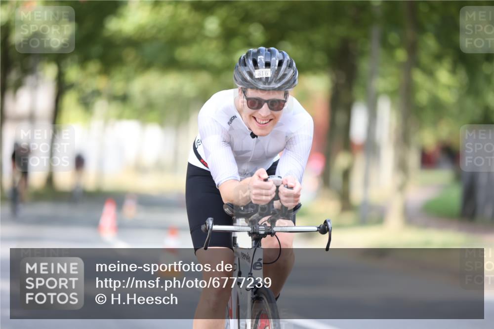 11.08.2024 - GEWOBA Citytriathlon Bremen H.Heesch http://msf.ph/oto/6777239 11.08.2024 11:45:21 Radfahren 819, 900, 974, 1030 meine-sportfotos.de