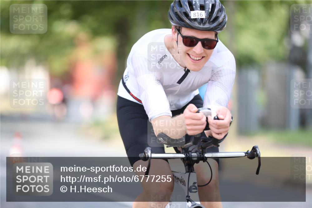 11.08.2024 - GEWOBA Citytriathlon Bremen H.Heesch http://msf.ph/oto/6777255 11.08.2024 11:45:22 Radfahren 819, 900, 974, 1030 meine-sportfotos.de