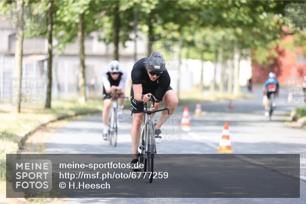 11.08.2024 - GEWOBA Citytriathlon Bremen H.Heesch http://msf.ph/oto/6777259 11.08.2024 11:45:25 Radfahren 819, 900, 974 meine-sportfotos.de
