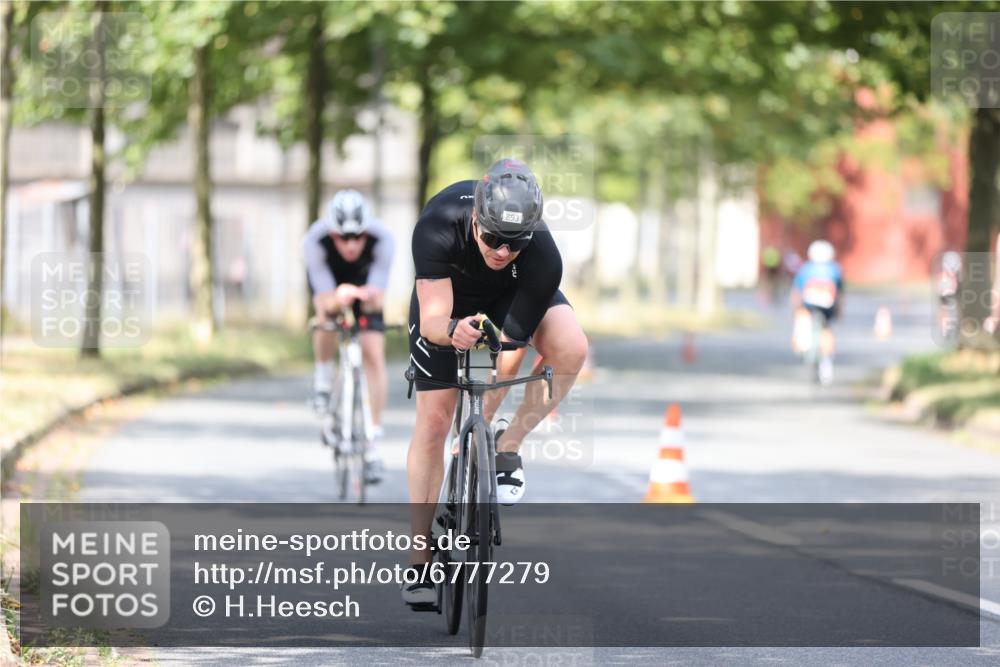 11.08.2024 - GEWOBA Citytriathlon Bremen H.Heesch http://msf.ph/oto/6777279 11.08.2024 11:45:26 Radfahren 819, 900, 974 meine-sportfotos.de