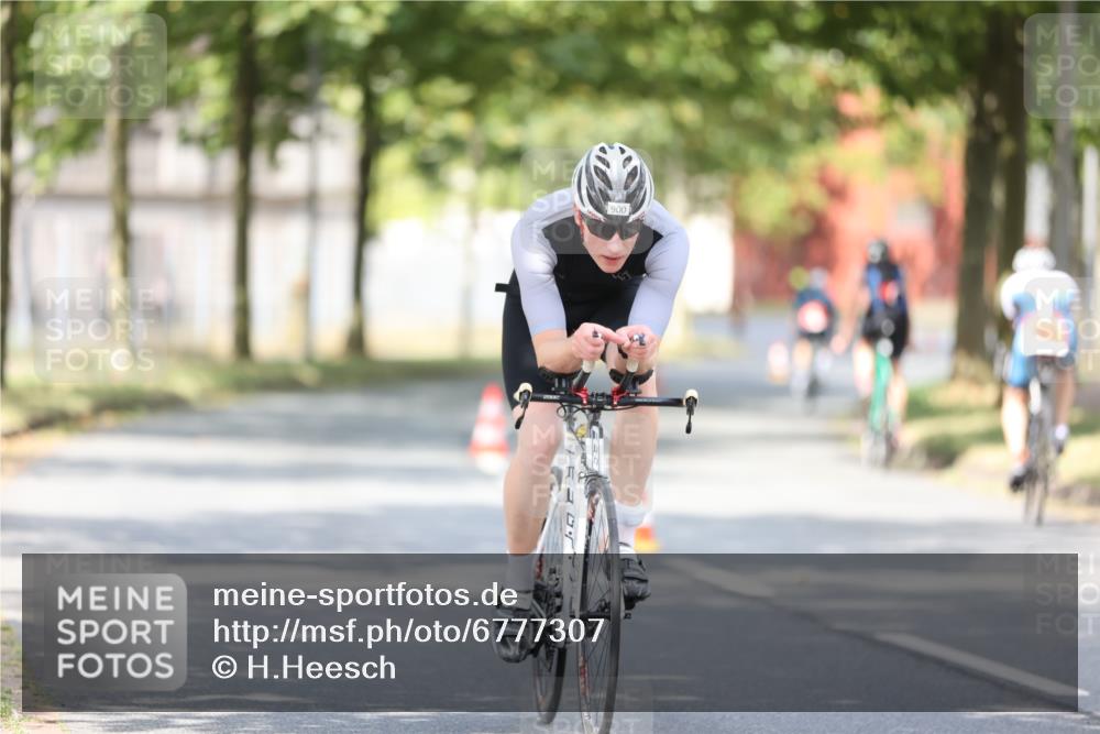 11.08.2024 - GEWOBA Citytriathlon Bremen H.Heesch http://msf.ph/oto/6777307 11.08.2024 11:45:27 Radfahren 819, 900, 974 meine-sportfotos.de