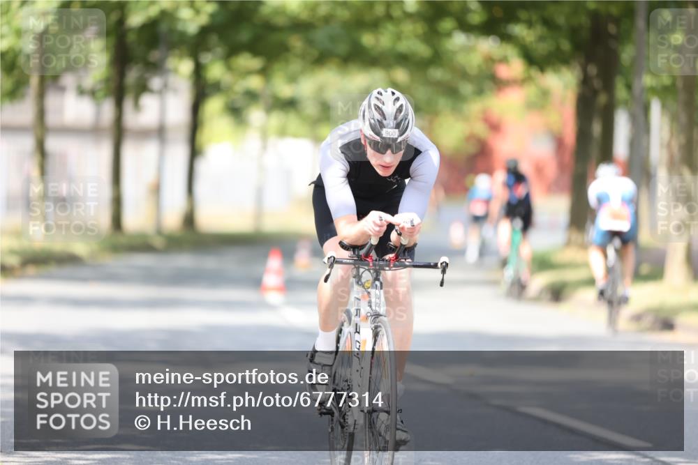 11.08.2024 - GEWOBA Citytriathlon Bremen H.Heesch http://msf.ph/oto/6777314 11.08.2024 11:45:27 Radfahren 819, 900, 974 meine-sportfotos.de