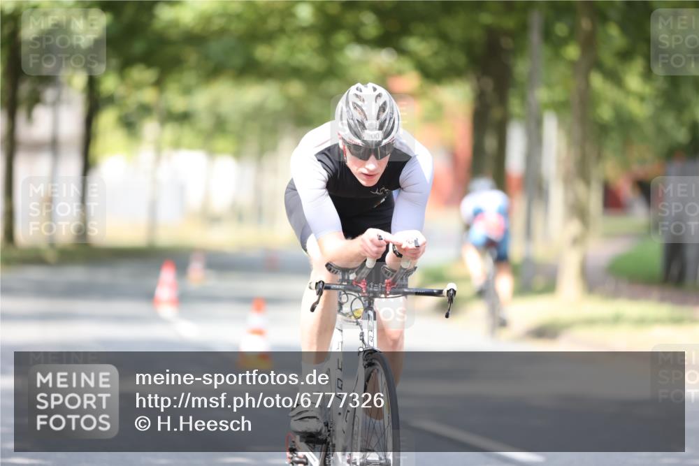 11.08.2024 - GEWOBA Citytriathlon Bremen H.Heesch http://msf.ph/oto/6777326 11.08.2024 11:45:27 Radfahren 819, 900, 974 meine-sportfotos.de