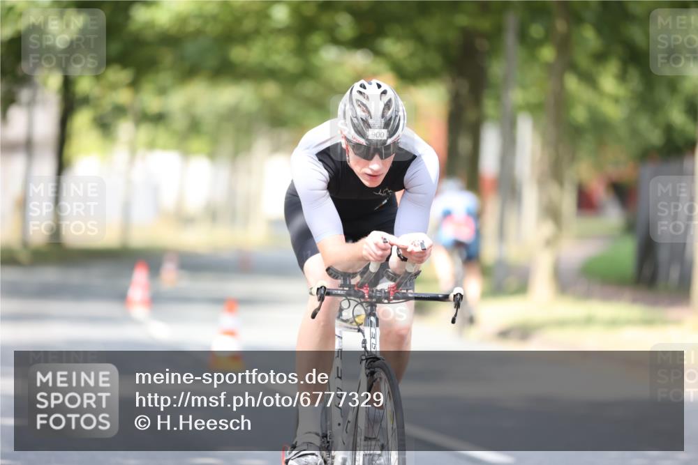 11.08.2024 - GEWOBA Citytriathlon Bremen H.Heesch http://msf.ph/oto/6777329 11.08.2024 11:45:27 Radfahren 819, 900, 974 meine-sportfotos.de