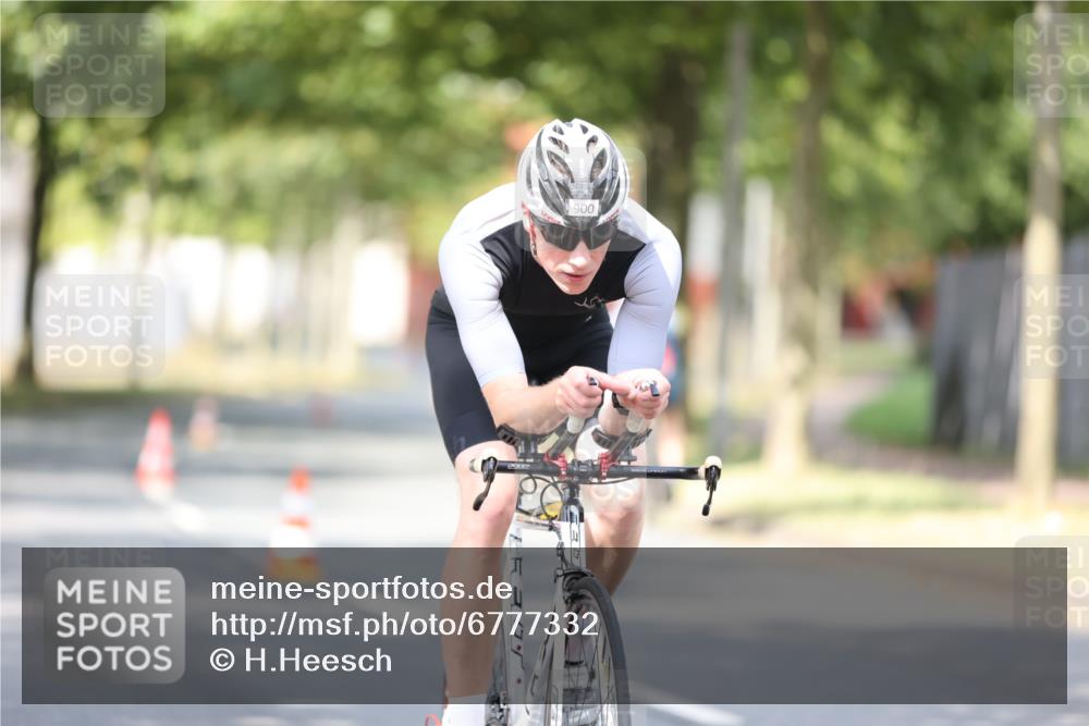 11.08.2024 - GEWOBA Citytriathlon Bremen H.Heesch http://msf.ph/oto/6777332 11.08.2024 11:45:27 Radfahren 819, 900, 974 meine-sportfotos.de