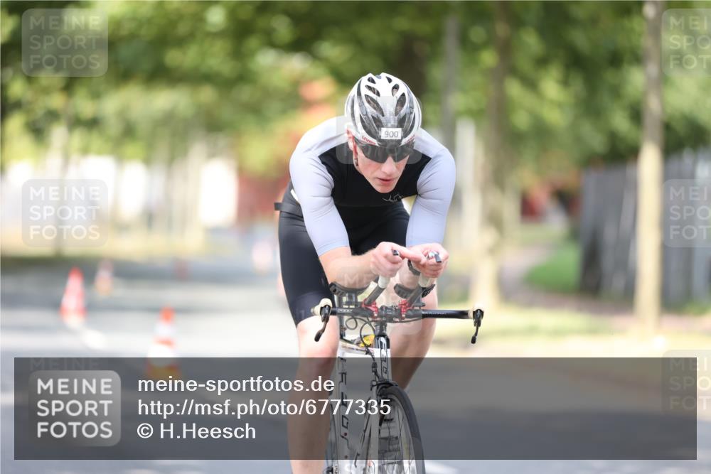 11.08.2024 - GEWOBA Citytriathlon Bremen H.Heesch http://msf.ph/oto/6777335 11.08.2024 11:45:27 Radfahren 819, 900, 974 meine-sportfotos.de