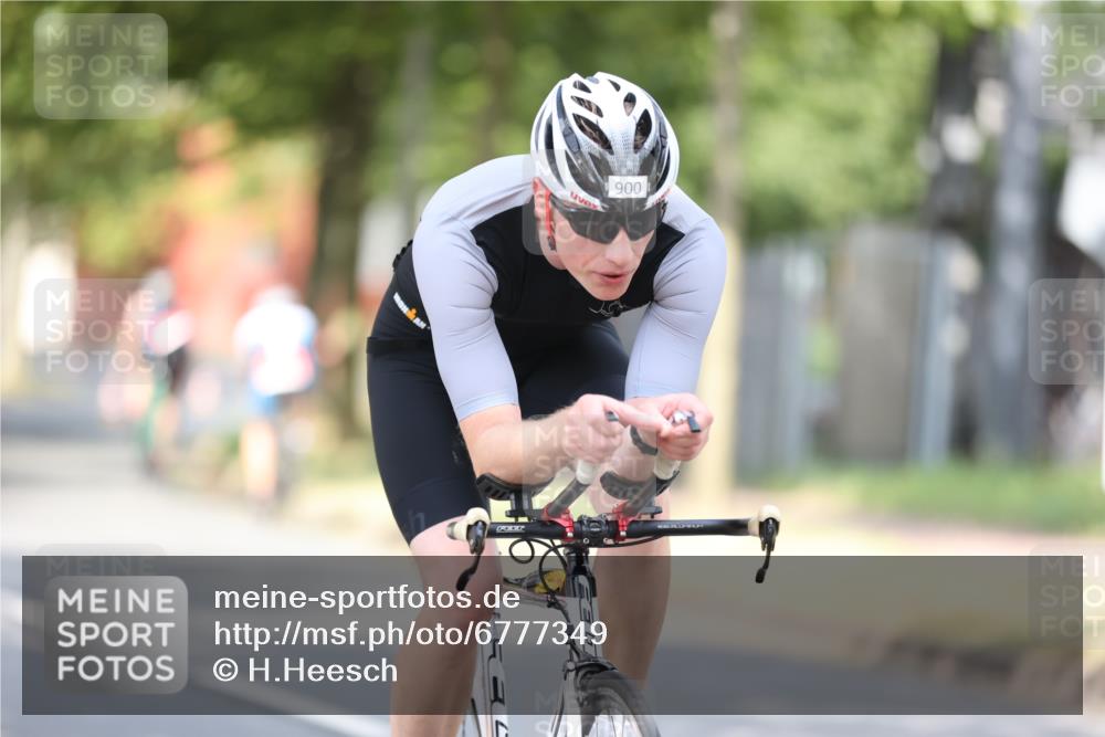 11.08.2024 - GEWOBA Citytriathlon Bremen H.Heesch http://msf.ph/oto/6777349 11.08.2024 11:45:27 Radfahren 819, 900, 974 meine-sportfotos.de