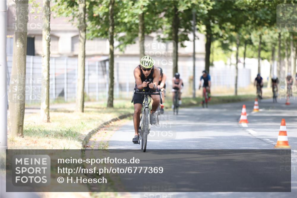 11.08.2024 - GEWOBA Citytriathlon Bremen H.Heesch http://msf.ph/oto/6777369 11.08.2024 11:45:38 Radfahren 822, 826, 867, 871, 873, 875, 900, 936, 994, 1029 meine-sportfotos.de