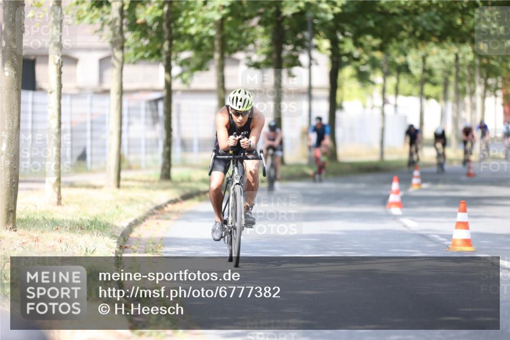 11.08.2024 - GEWOBA Citytriathlon Bremen H.Heesch http://msf.ph/oto/6777382 11.08.2024 11:45:38 Radfahren 822, 826, 867, 871, 873, 875, 900, 936, 994, 1029 meine-sportfotos.de