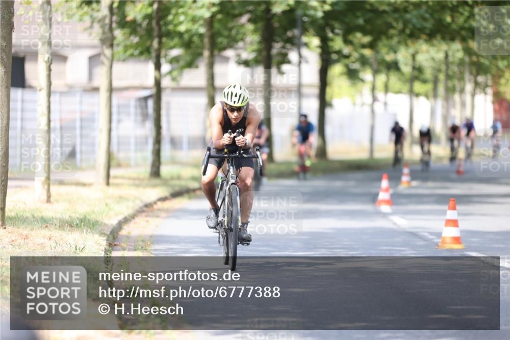 11.08.2024 - GEWOBA Citytriathlon Bremen H.Heesch http://msf.ph/oto/6777388 11.08.2024 11:45:39 Radfahren 822, 826, 867, 871, 873, 875, 900, 936, 994, 1029 meine-sportfotos.de