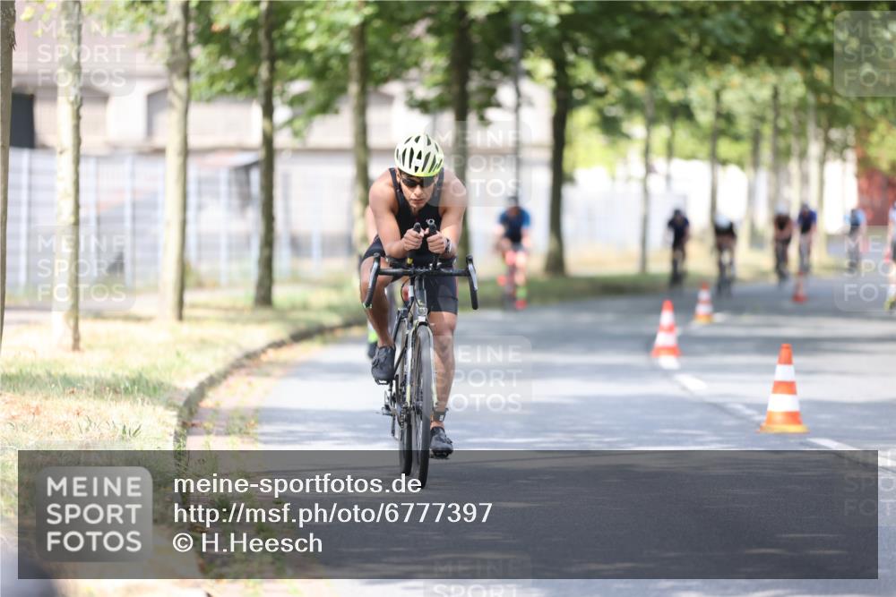 11.08.2024 - GEWOBA Citytriathlon Bremen H.Heesch http://msf.ph/oto/6777397 11.08.2024 11:45:39 Radfahren 822, 826, 867, 871, 873, 875, 900, 936, 994, 1029 meine-sportfotos.de