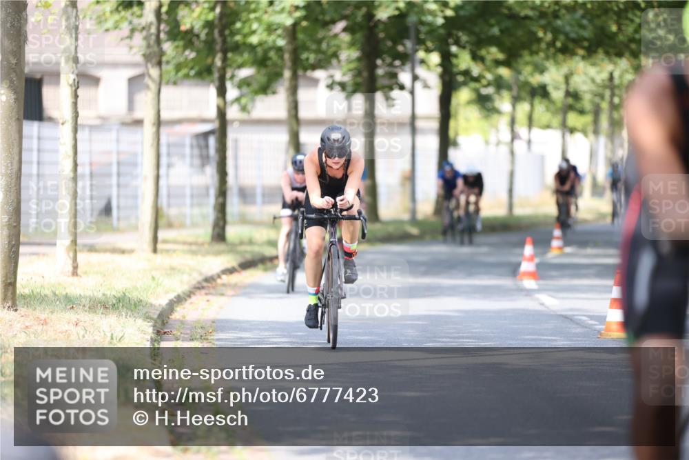 11.08.2024 - GEWOBA Citytriathlon Bremen H.Heesch http://msf.ph/oto/6777423 11.08.2024 11:45:40 Radfahren 822, 826, 867, 871, 873, 875, 936, 994, 1029 meine-sportfotos.de