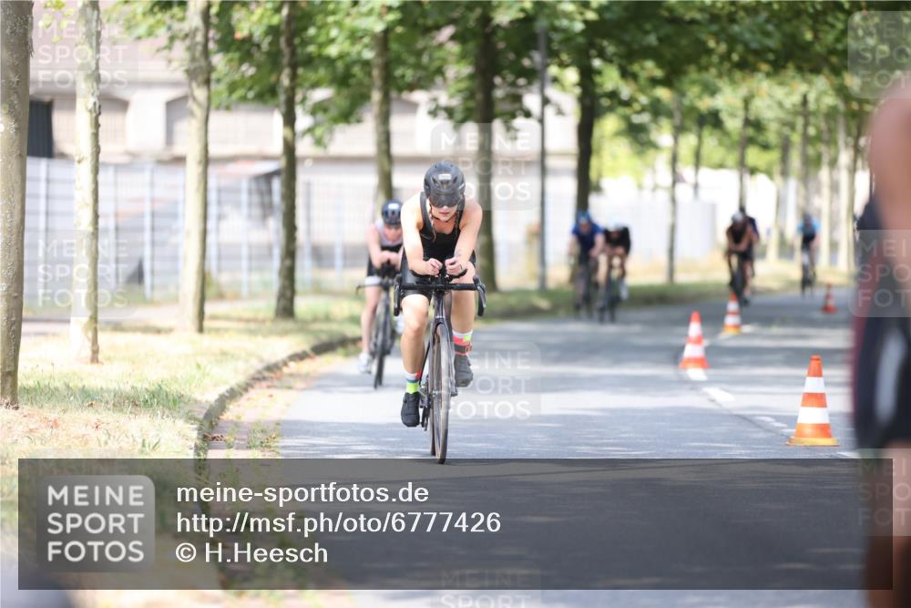 11.08.2024 - GEWOBA Citytriathlon Bremen H.Heesch http://msf.ph/oto/6777426 11.08.2024 11:45:40 Radfahren 822, 826, 867, 871, 873, 875, 936, 994, 1029 meine-sportfotos.de