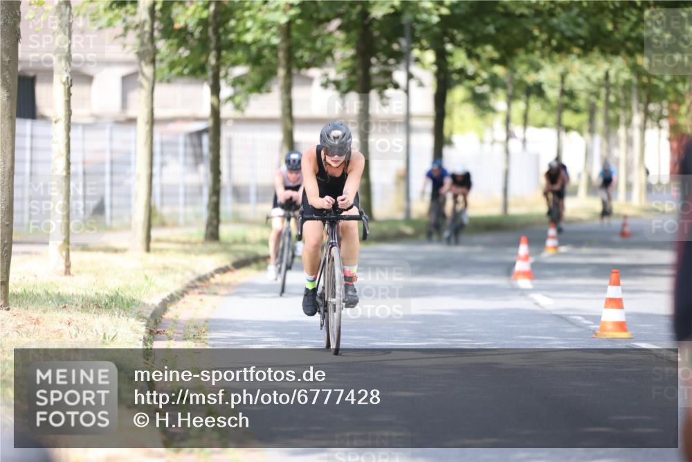 11.08.2024 - GEWOBA Citytriathlon Bremen H.Heesch http://msf.ph/oto/6777428 11.08.2024 11:45:40 Radfahren 822, 826, 867, 871, 873, 875, 936, 994, 1029 meine-sportfotos.de