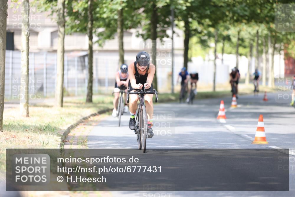 11.08.2024 - GEWOBA Citytriathlon Bremen H.Heesch http://msf.ph/oto/6777431 11.08.2024 11:45:40 Radfahren 822, 826, 867, 871, 873, 875, 936, 994, 1029 meine-sportfotos.de