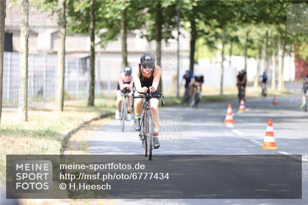 11.08.2024 - GEWOBA Citytriathlon Bremen H.Heesch http://msf.ph/oto/6777434 11.08.2024 11:45:40 Radfahren 822, 826, 867, 871, 873, 875, 936, 994, 1029 meine-sportfotos.de