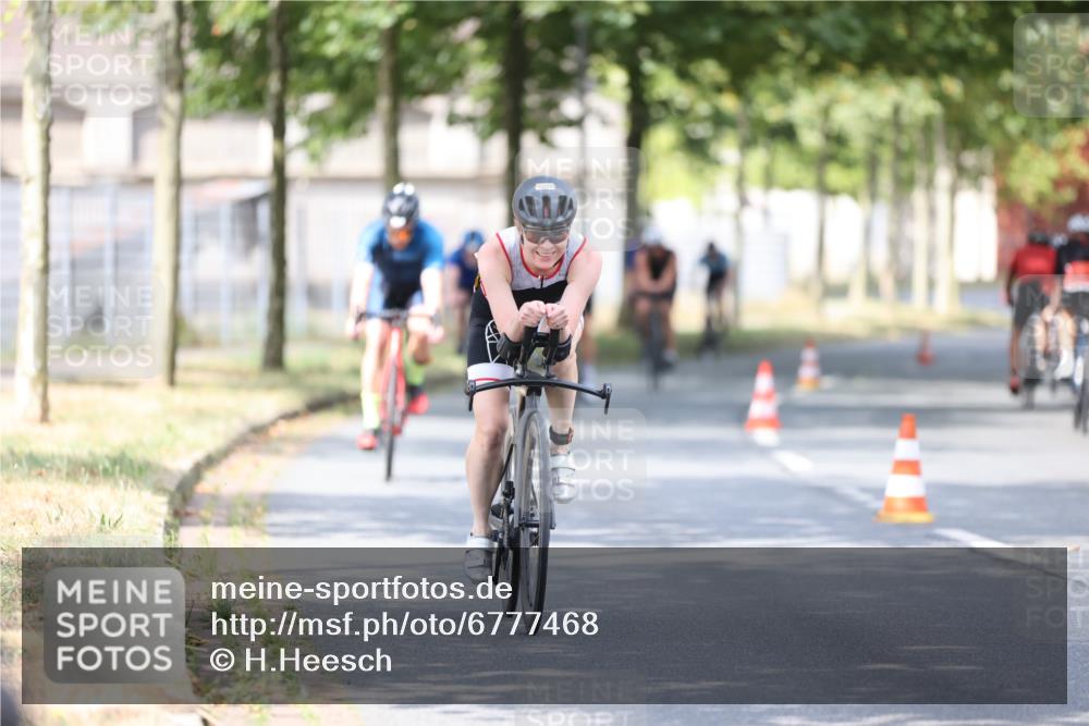 11.08.2024 - GEWOBA Citytriathlon Bremen H.Heesch http://msf.ph/oto/6777468 11.08.2024 11:45:42 Radfahren 822, 826, 867, 871, 873, 875, 936, 994, 1029 meine-sportfotos.de
