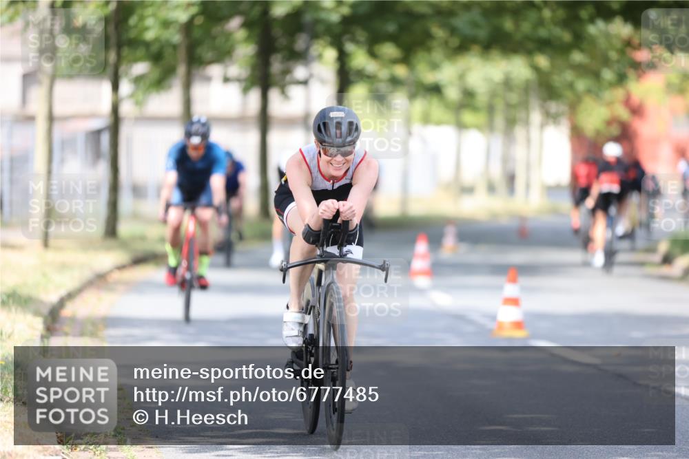 11.08.2024 - GEWOBA Citytriathlon Bremen H.Heesch http://msf.ph/oto/6777485 11.08.2024 11:45:42 Radfahren 822, 826, 867, 871, 873, 875, 936, 994, 1029 meine-sportfotos.de