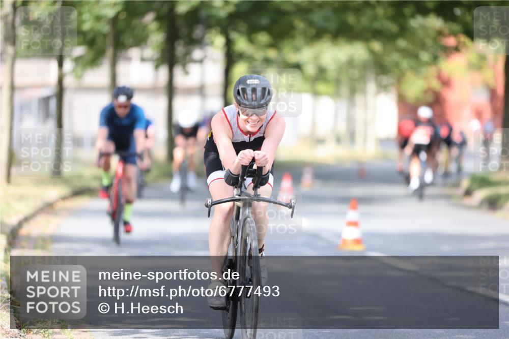 11.08.2024 - GEWOBA Citytriathlon Bremen H.Heesch http://msf.ph/oto/6777493 11.08.2024 11:45:42 Radfahren 822, 826, 867, 871, 873, 875, 936, 994, 1029 meine-sportfotos.de